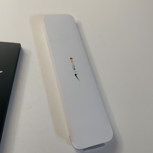 Apple 44mm White/Multi-Color Pride Edition Nike Sport Loop - Picture 11 of 14